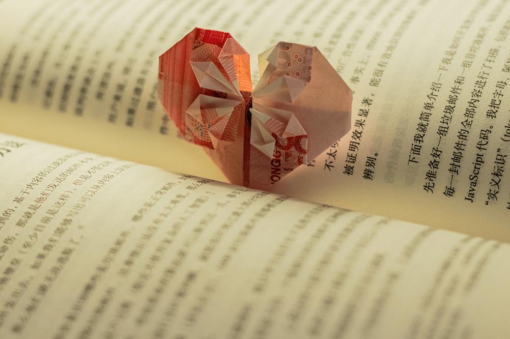 coeur en origami dans un livre ouvert